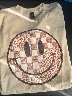 Cream Short-Sleeve Tee with Checker & Leopard Smiley
